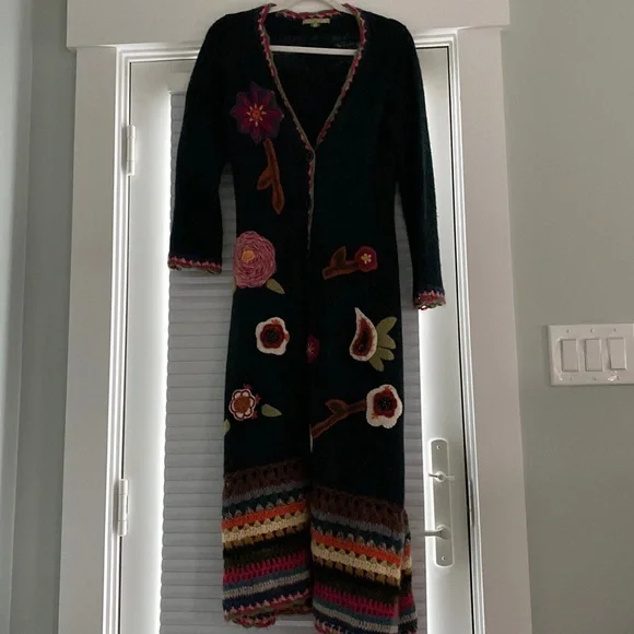 Beautiful Embroidered Sweater. - Picture 1 of 10